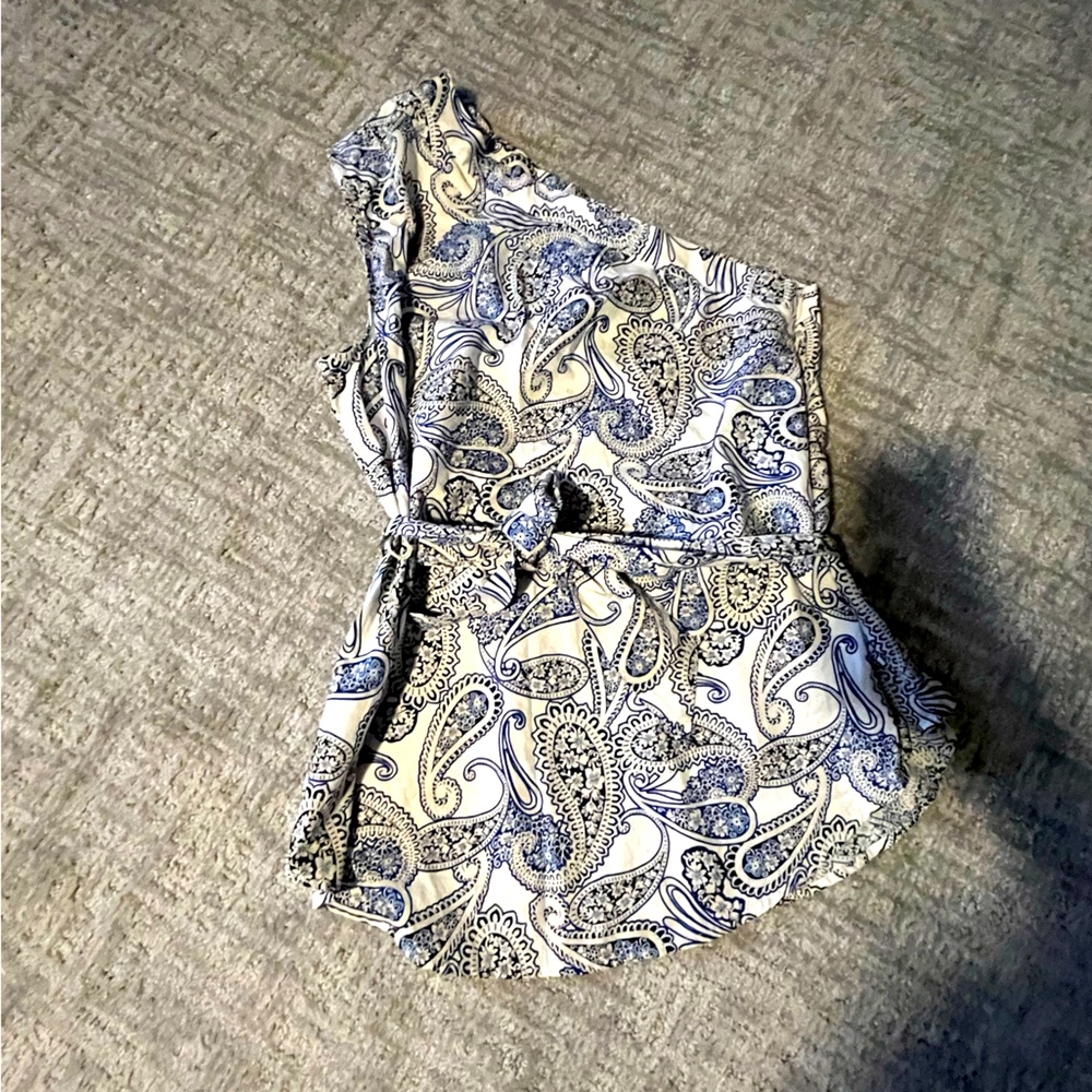 Size M One shoulder belted blouse
